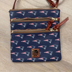 NWOT Dooney & Bourke NFL New England Patriots North/South Triple Zip